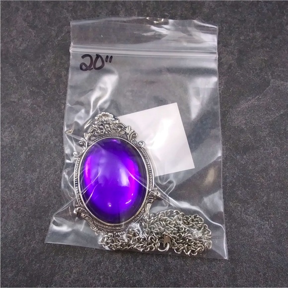 Vintage. Silver Tone Purple Acrylic Chunky Pendant Necklace. 20” - Picture 10 of 10